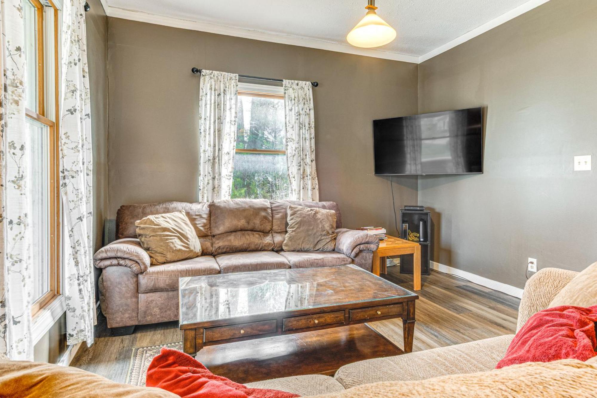The Junction Victorian Home In Quaint Fortville! Exterior photo